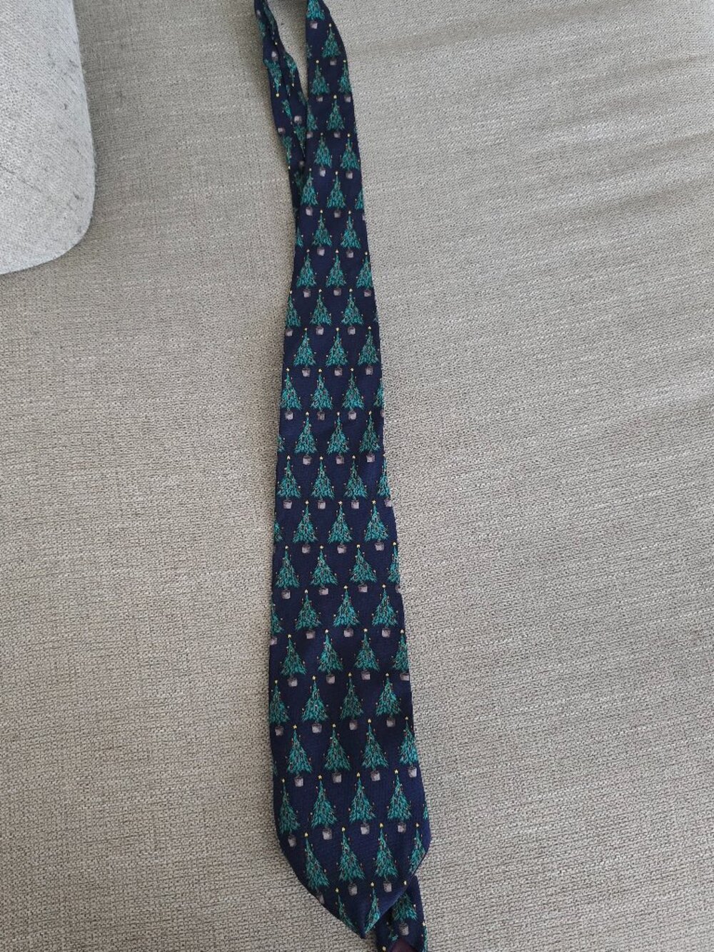 Repp Men's Necktie  Blue Christmas Tree Repeat 100% silk EUC
